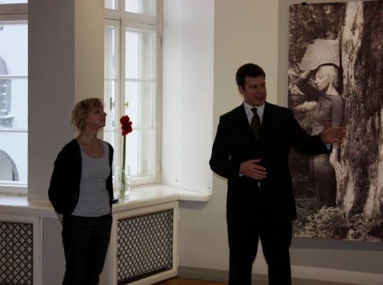 Riigikogu aseesimees Jüri Ratas ja kunstnik Mari-Liis Tamm näituse avamisel
